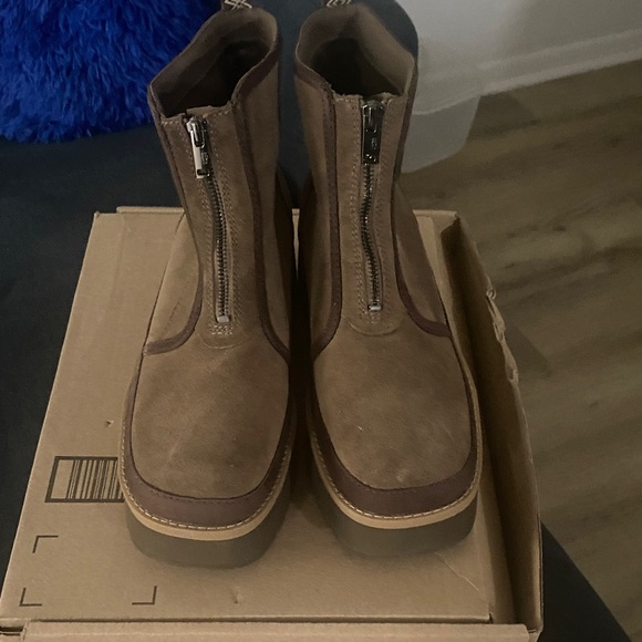 Womens Brown waterproof Ugg  Boots - Picture 1 of 4